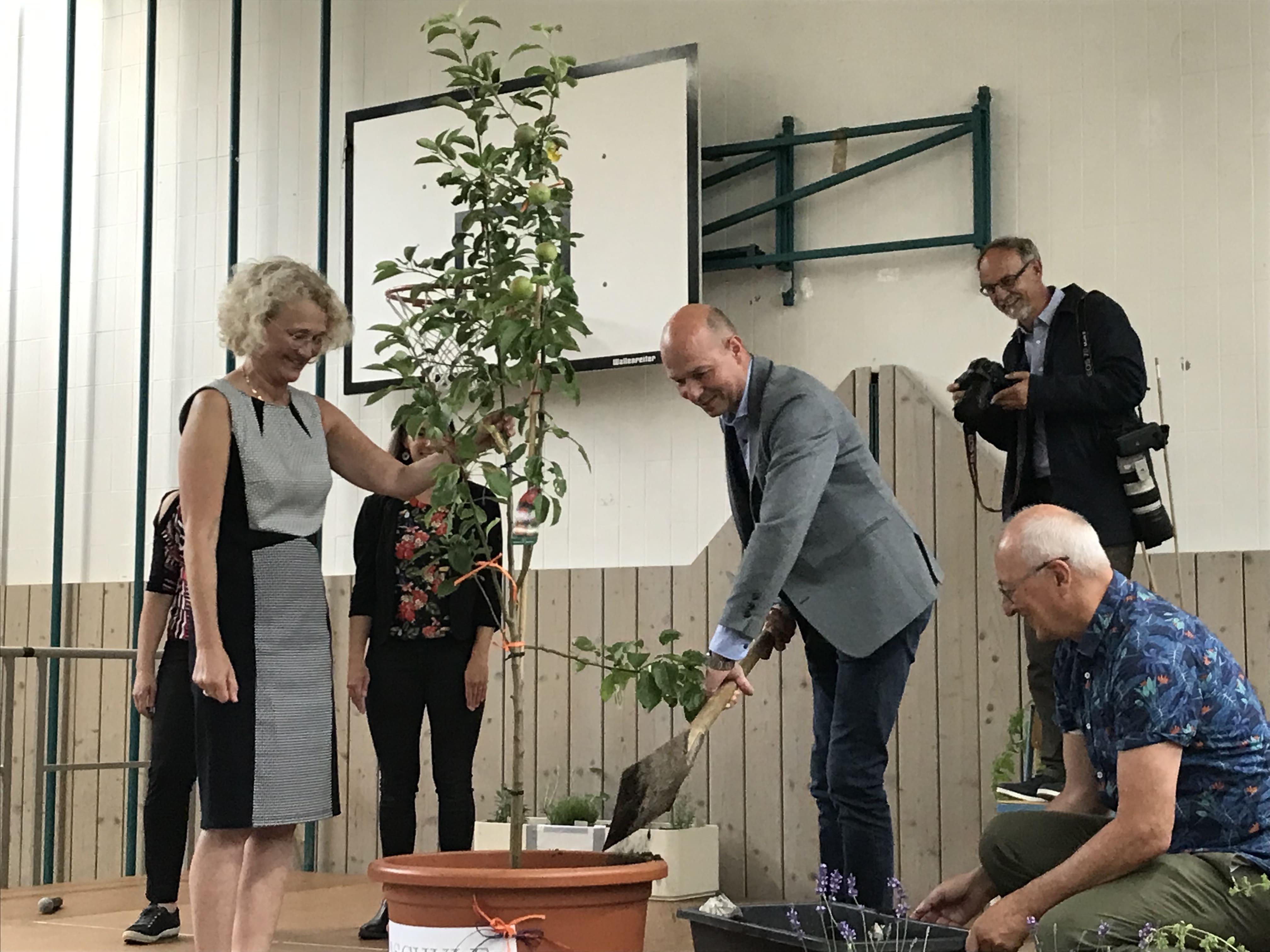 Baumpflanzaktion mit Oberbürgermeister Herr Kiechle